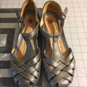 Grey Clark’s unstructured sandals size 7